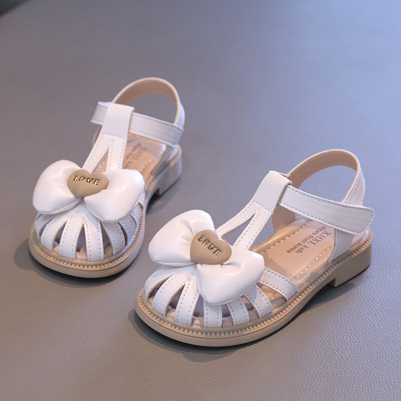 2024 sandali per bambini nuove ragazze scarpe estive moda amore papillon bambini principessa causale Cut-out sandali piatti da spiaggia Toe-covered