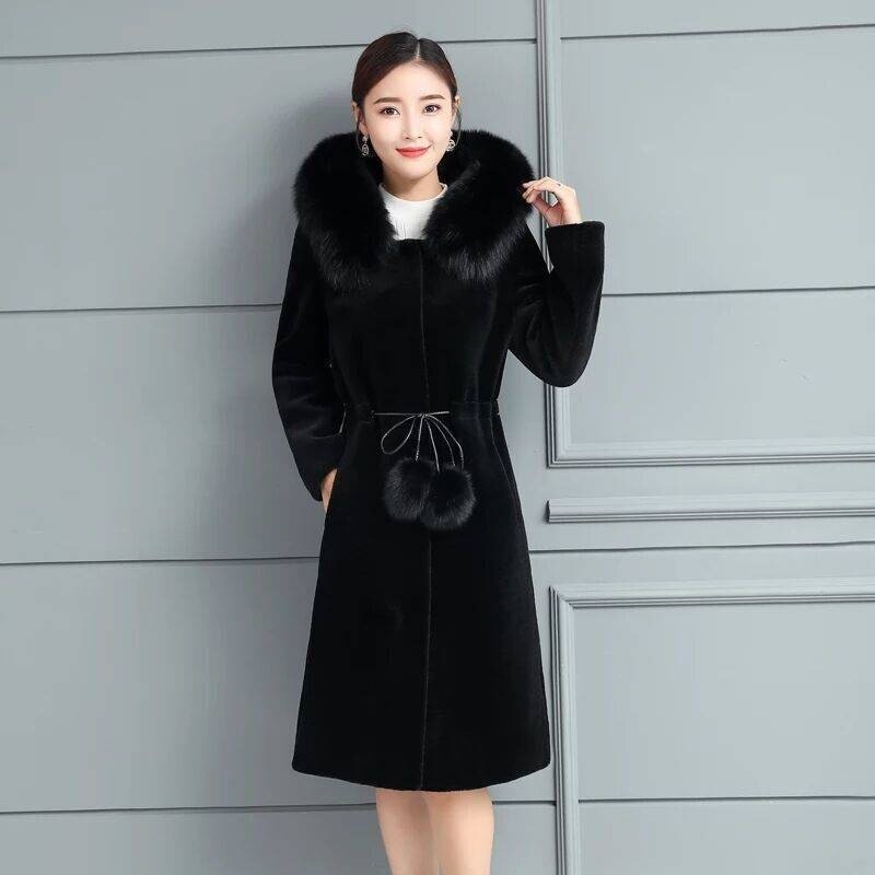 Женское зимнее пальто средней длины с капюшоном и искусственным мехом