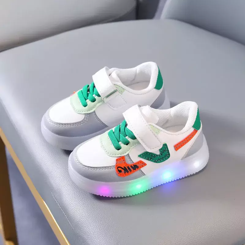 Zapatos deportivos para niños y niñas, zapatillas de tablero con suela suave y luz LED, para primavera y otoño, 2023