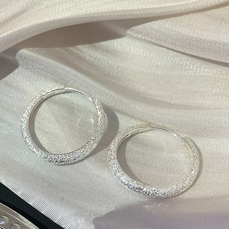 2024 nowy modny srebrny kolor igła Piercing koło charms kolczyki w kształcie obręczy dla kobiet dziewczyny impreza biżuteria ślubna