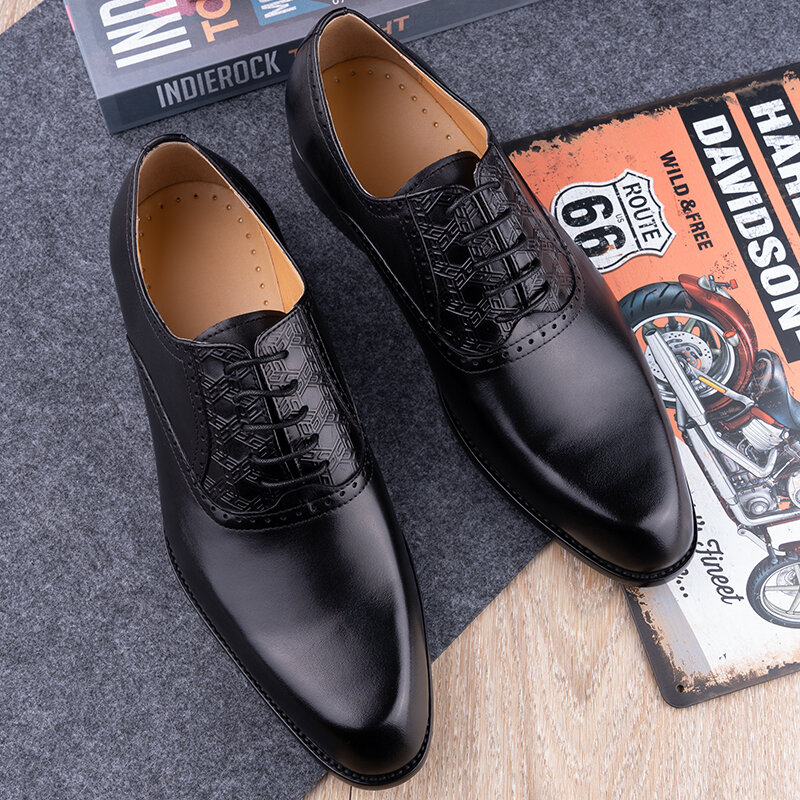 Nowy buty ze skóry bydlęcej dla męskiego elegancki nadruk Retro wieczór weselny obuwie towarzyskie czerwone czarne klasyczne buty biurowe dla dorosłych