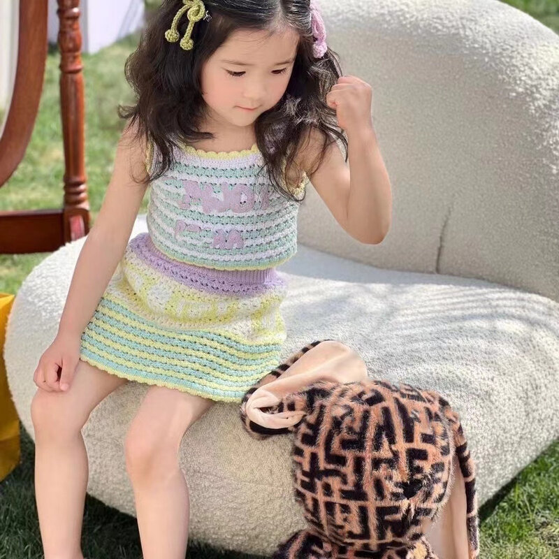 Kinder bekleidung Casual Sports Set Mädchen Sommer ausgehöhlt neues Produkt Haken Blume Hosenträger Strick pullover zweiteiliges Set