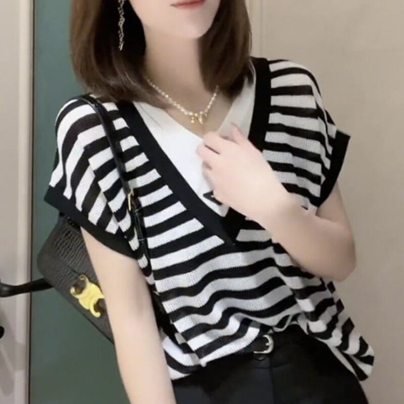 2024 baru musim panas gaya Korea longgar kasual Retro kantor kaus wanita untuk wanita bergaris merajut V leher lengan pendek atasan Chic