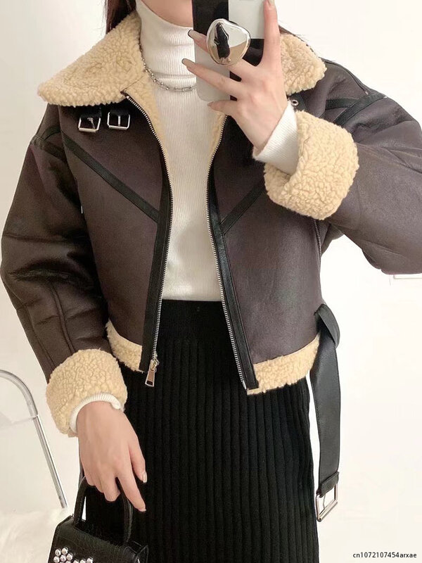 Mantel Streetwear Wanita Musim Dingin Jaket Pendek Bulu Domba Palsu dengan Sabuk Moto Biker Mantel Kulit Domba Hangat Tebal Pakaian Luar