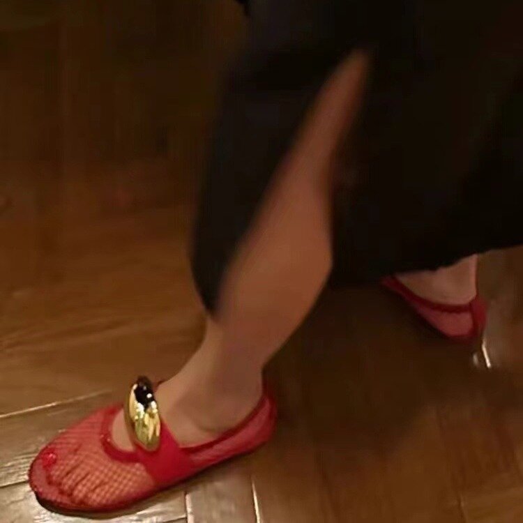 Sepatu balet bawah datar jaring ikan gesper logam merah berlubang sepatu balet dengan tali garis lurus Mary Jane sandal sepatu wanita