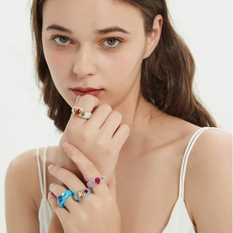 Sprzedaż detaliczna 15 szt. Pierścienie żywiczne akrylowe urocze modne pierścionki kolorowe pierścionki z kryształem górskim biżuteria plastikowy kwadratowy klejnot do układania w stosy pierścionek