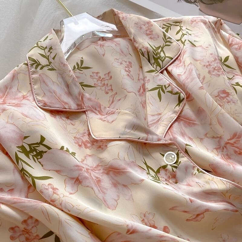 ชุดนอนแขนสั้นผ้าไอซ์ซิลค์สำหรับผู้หญิงชุดใส่อยู่บ้านคอวีลายดอกไม้สวยงามสำหรับฤดูร้อน