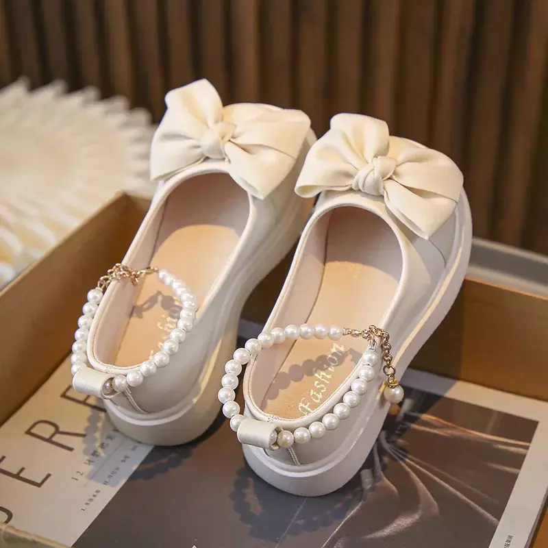 เด็กแฟชั่นรองเท้าหนังสีดำพร้อมห่วงโซ่ไข่มุกโบว์สาวน่ารัก Mary Janes 2023เด็กแบบใหม่อเนกประสงค์รองเท้างานแต่งงาน