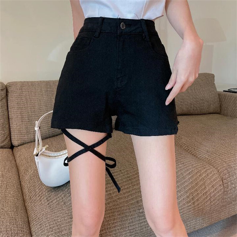 Pantalones cortos de mezclilla negros con diseño de correa Unilateral para mujer, de cintura alta minivaqueros, estilo callejero, Sexy, novedad de verano