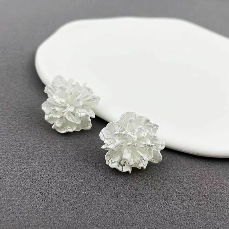 Nowe duży biały kwiaty kolczyki sztyfty dla kobiet osobowość moda niepowtarzalny Design Brincos biżuteria ślubna sprzedaż hurtowa prezent urodzinowy