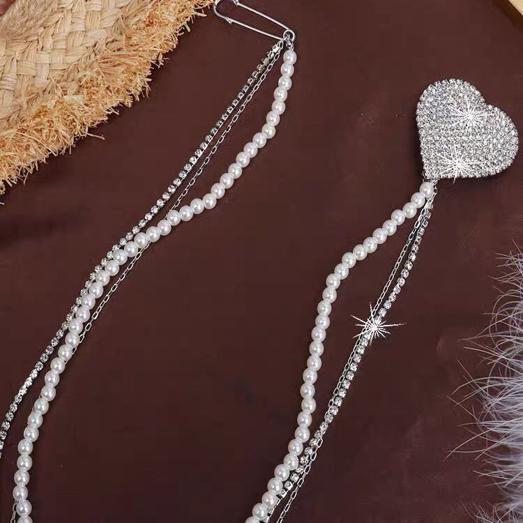Hip Hop Punk wisiorek szpilka z perłowego łańcuszka na piersi kobiety długa błyszcząca diamentowa szpilka w kształcie serca akcesoria do garnituru