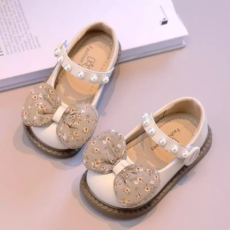Симпатичные кожаные туфли для девочек, Новинка весна-осень 2024, модные Нескользящие Детские простые туфли принцессы с жемчужным бантом на мягкой подошве для свадьбы