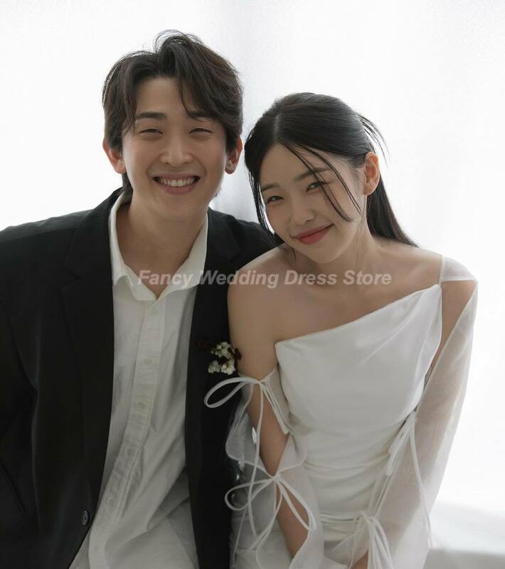 Fantazyjna prosta suknia ślubna z jednym ramieniem z długim rękawem suknia ślubna o długości miękka satyna suknia ślubna koreańska sesja zdjęciowa