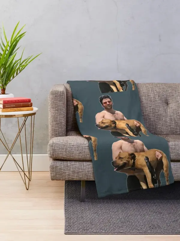 Hasan Piker i szczęśliwy pies rzucają koc na łóżko pościel puszyste Retros gigantyczne koce na sofę