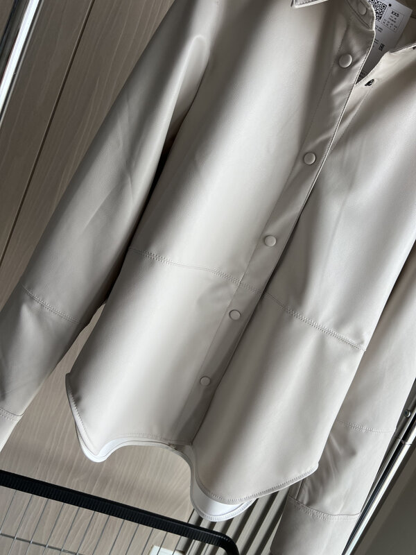 Camisa de cuero Artificial para mujer, camisa de manga larga con solapa de retales, color beige, 2024