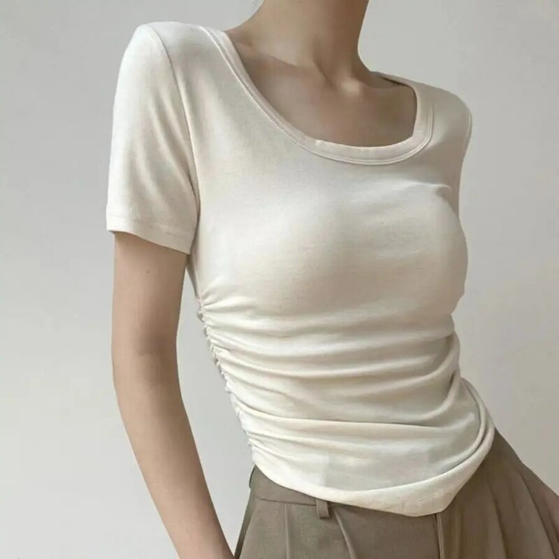 Camiseta feminina de verão, design plissado, bainha curva