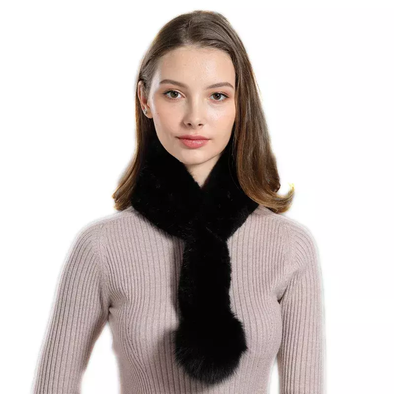 女性のミンクの毛皮のスカーフ、厚いキツネの毛皮のボール、屋外、暖かい、冬