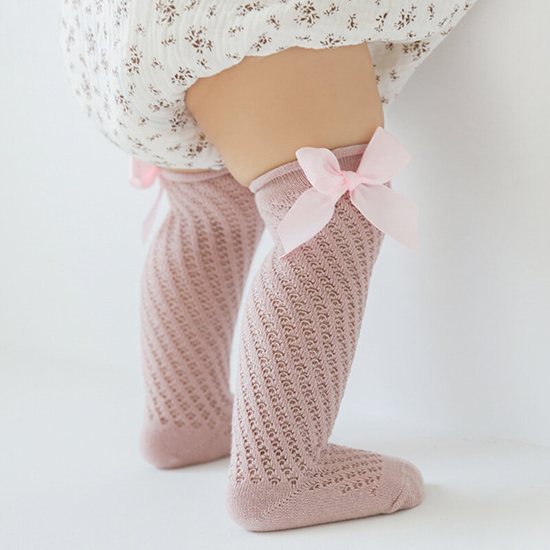 Neueste Baby Mädchen atmungsaktive lange Socken elastische Schleife ausgehöhlte weiche leichte Socken für die tägliche Party