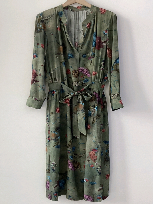 Женская одежда весна-лето 2024 Новая модная и элегантная темно-зеленая длинная юбка с V-образным вырезом и поясом с принтом и длинными рукавами