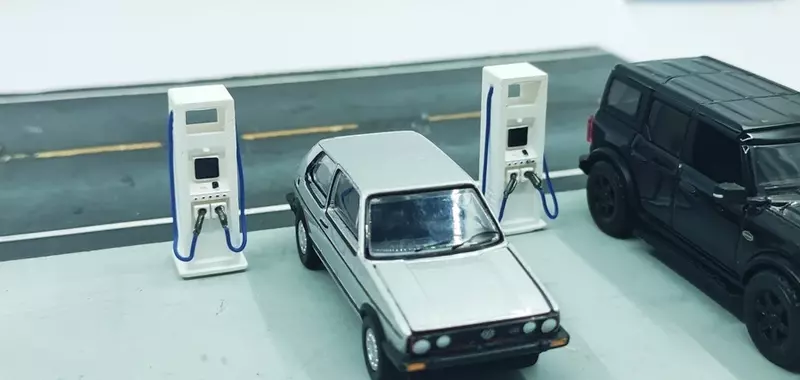 Simulation de modèle de voiture électrique manuelle, véhicule de charge, modèle Pys, parking, scène de garage, B032, 1:64