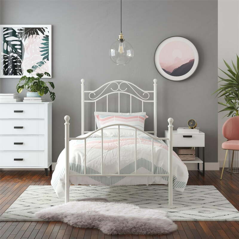 大型フレーム付きの白い金属製ベッド,寝室用家具