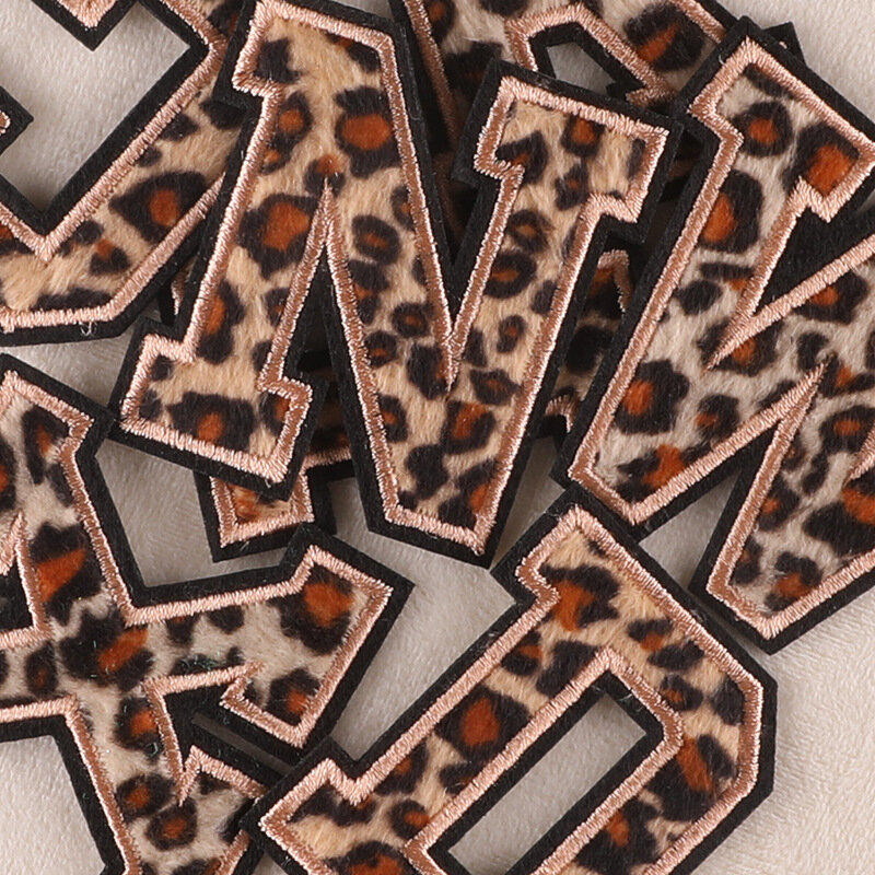 Heiß verkaufen Leoparden muster Stickerei Patches Set DIY Alphabet Buchstaben Aufkleber Abzeichen Eisen auf Patches Stoff Tasche Stoff Zubehör