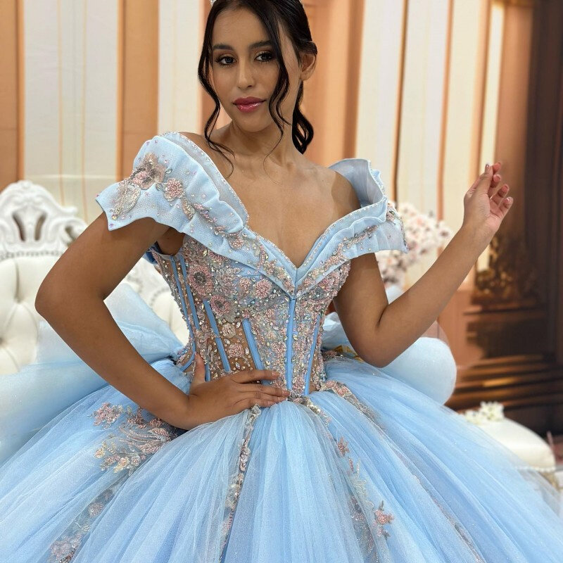 Urocza suknia balowa księżniczki z odkrytymi ramionami elegancka sukienka na Quinceanera klasyczna aplikacja cekinowa z peleryną słodka 16 sukienka Vestido De