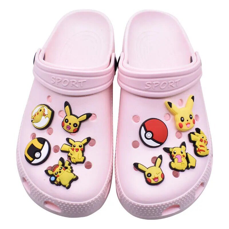 Pokemon รูปคลาสสิก Pikachu PVC Corc Jibz Charm รองเท้าผ้าใบรองเท้าแตะหัวเข็มขัดเดี่ยวขายขายส่งเครื่องประดับ DIY เด็ก X-Mas ของขวัญ