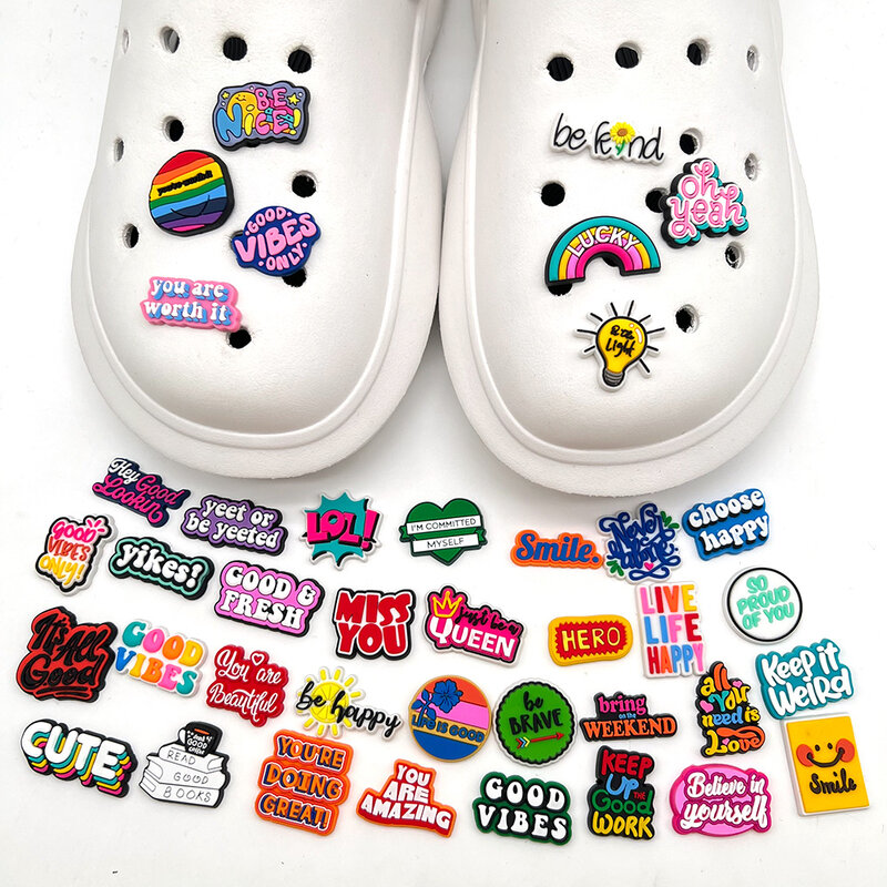 Sapatos com letras engraçadas para mulheres, 1 parte, feito de pvc, boas vibrações, sandálias, chinelos, fivela, acessórios unisex, presentes