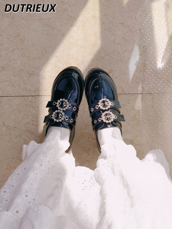 รองเท้าส้นหนาสไตล์ญี่ปุ่นสำหรับผู้หญิง JK รองเท้าส้นหนาและหวานเข้าได้กับทุกชุดรองเท้าส้นมัฟฟินหัวเข็มขัดวิทยาลัยประดับพลอยเทียมสีดำ