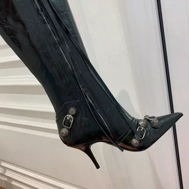 Seksowne buty zakolanówki ze spiczastym noskiem 9cm metalowe buty na obcasie damskie ze skóry lakierowanej dopasowane buty imprezowe buty do kolan modne czarne