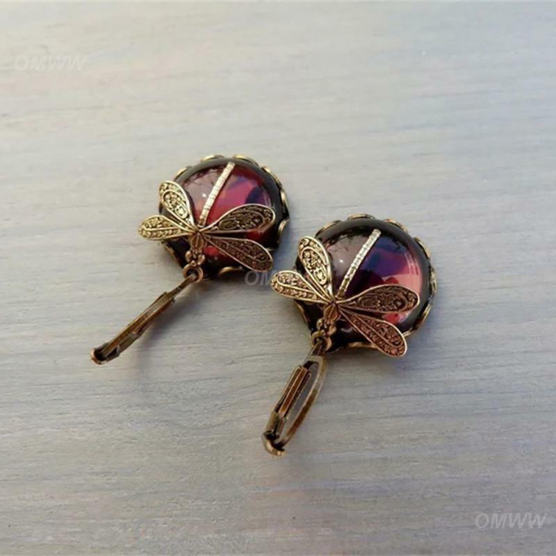Orecchini moda pietra di luna galvanica accessori eleganti orecchini pendenti con libellula vecchio senza sbiadimento Mini scultura in metallo retrò