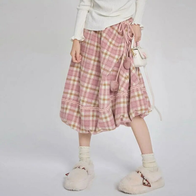 Юбка в шотландскую клетку с цветочными бутонами и меховым помпоном, с завышенной талией, французская Милая юбка-трапеция для девушек в студенческом стиле, 2024