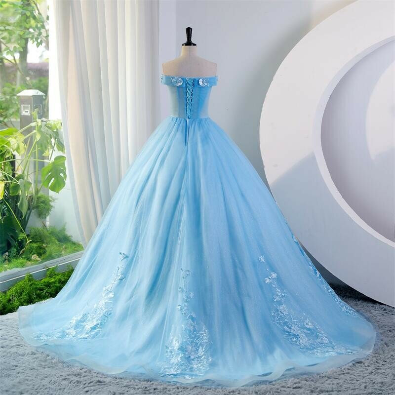 レースの豪華な青いイブニングドレス,花で飾られた,新しい,夏のコレクション2023