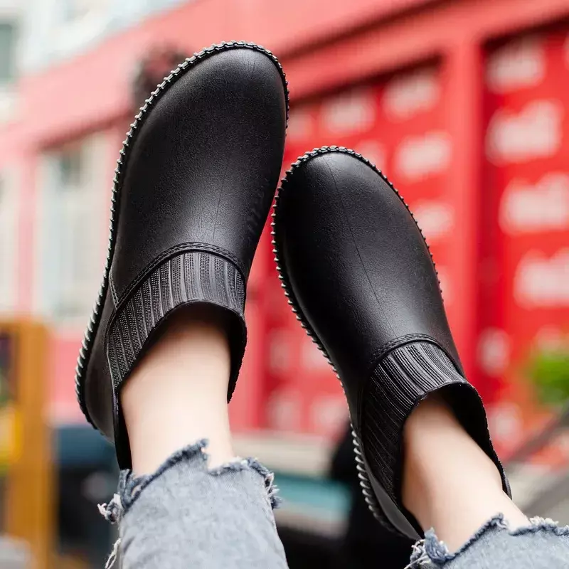 Botas de lluvia de suela gruesa para mujer adulta, zapatos de goma impermeables para uso exterior, novedad de 2024