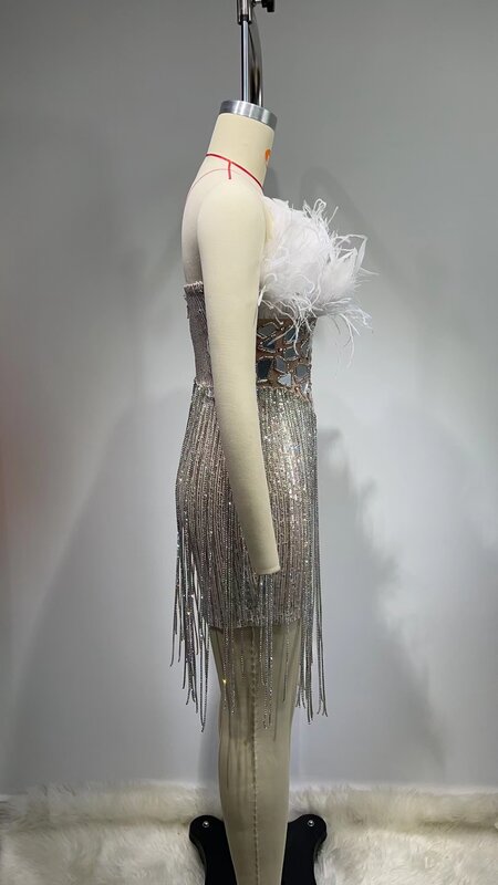 Облегающее мини-платье без бретелек, с перьями и блестками