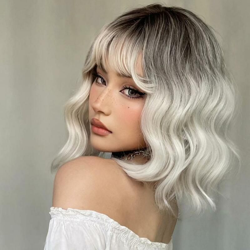Wig gelombang air panjang dengan poni putih warna-warni Cosplay halus untuk wanita pesta sehari-hari alami rambut sintetis lembut tahan panas