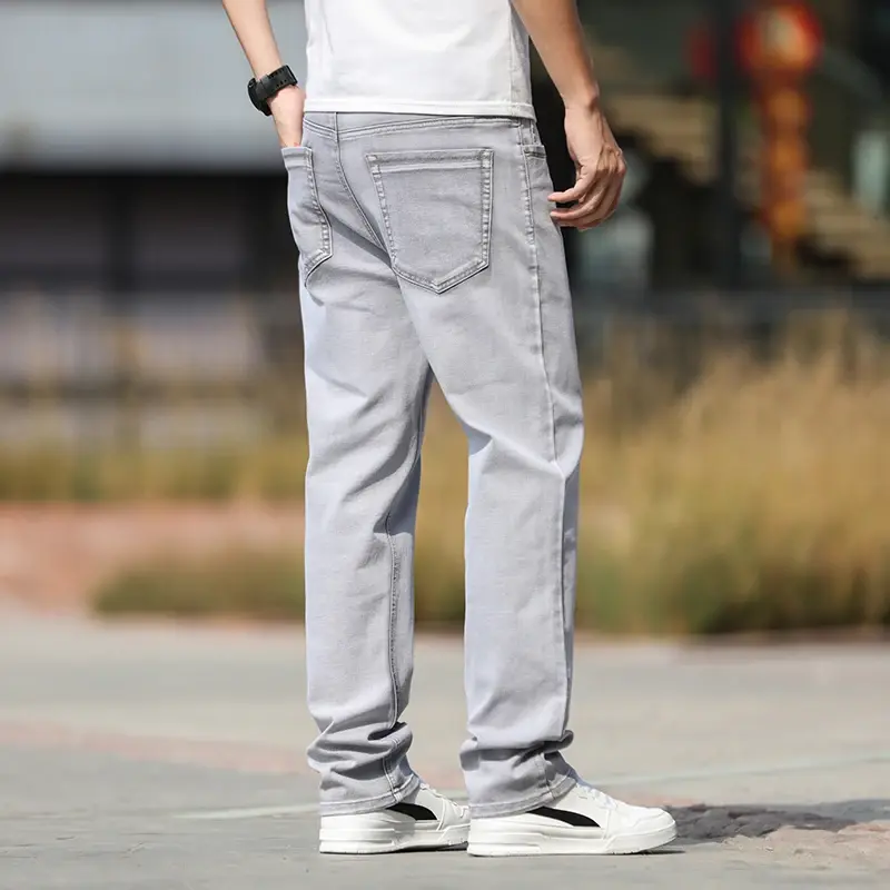 Jeans lurus longgar pria, pakaian kasual sederhana katun ringan regang ringan abu-abu muda musim panas