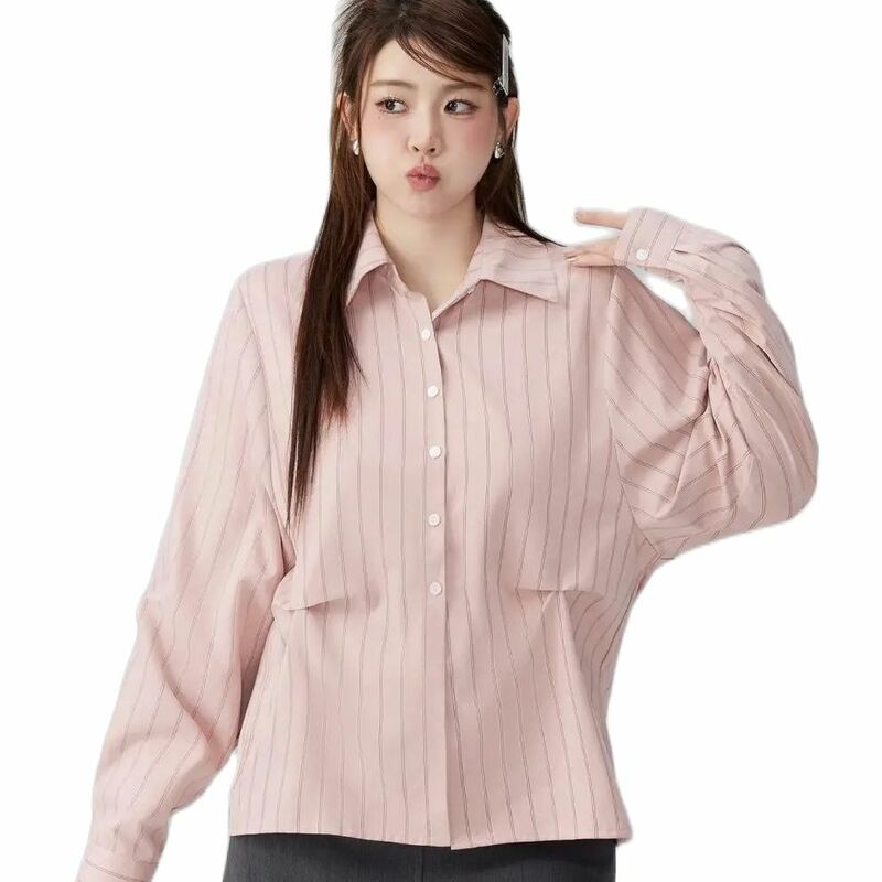 เสื้อเชิ้ตลายทางแขนยาว + ผ้าคลุมไหล่ชุดสองชิ้นสำหรับผู้หญิง2024หลวมสบายๆเข้าได้กับทุกชุดเสื้อนักเรียน