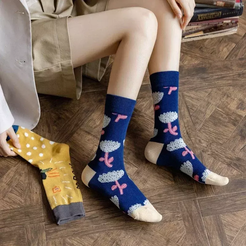 韓国語版の靴下,チューブソックスで赤を個性的にカット,日本の綿