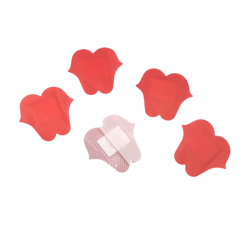 Banda de corazón rojo transpirable para niños, 20 piezas impermeable, parche para la piel con forma de corazón, vendaje adhesivo de PE de dibujos animados bonitos