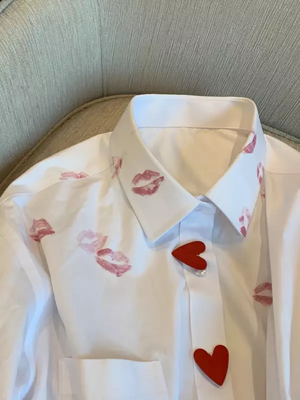 Chemisier à col rabattu de style français pour femme, bouton coeur imprimé, manches longues blanches, chemise unisexe Harajuku, printemps
