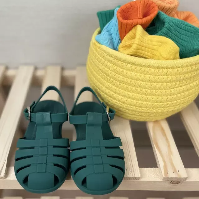 Sandales romaines d'été pour enfants, chaussures princesse creuses pour tout-petits, boucle en métal, chaussures de plage en MSI de bonbons, pantoufles pour filles et garçons