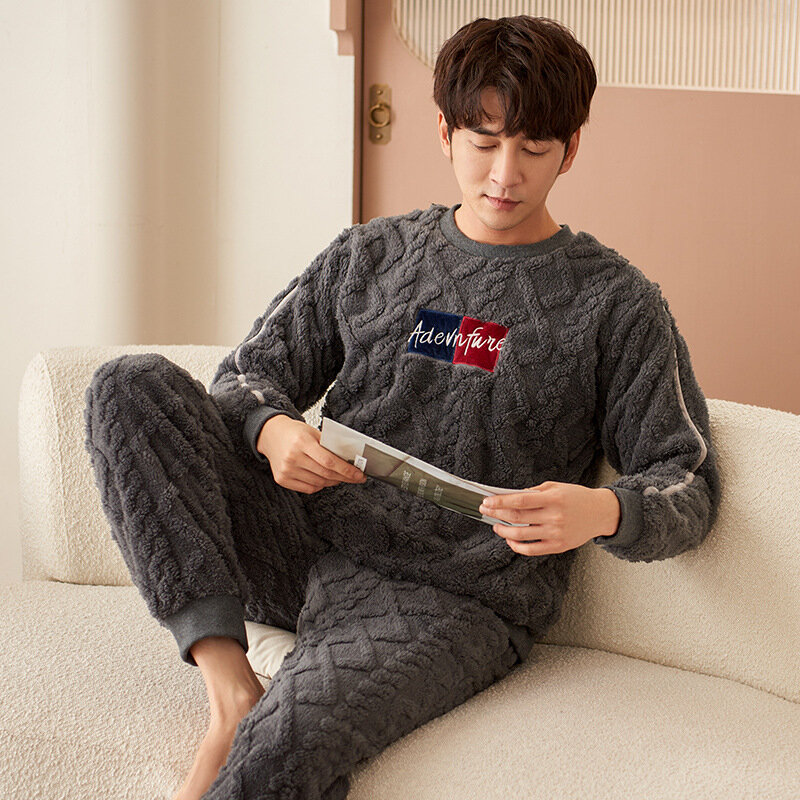 Piyama flanel tebal pria Korea, pakaian tidur atasan santai musim dingin motif huruf lengan panjang tebal hangat untuk lelaki