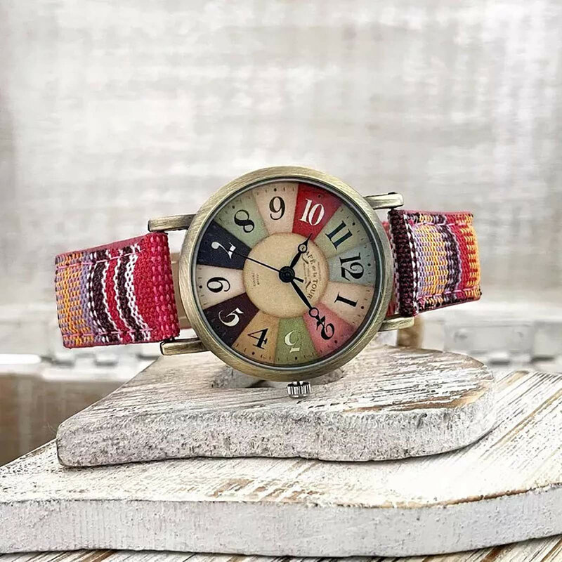 色とりどりのレインボー柄のレディース腕時計