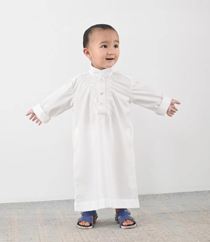 子供のための中東の刺繍された白いローブ、ドバイ、サウジ、新しい