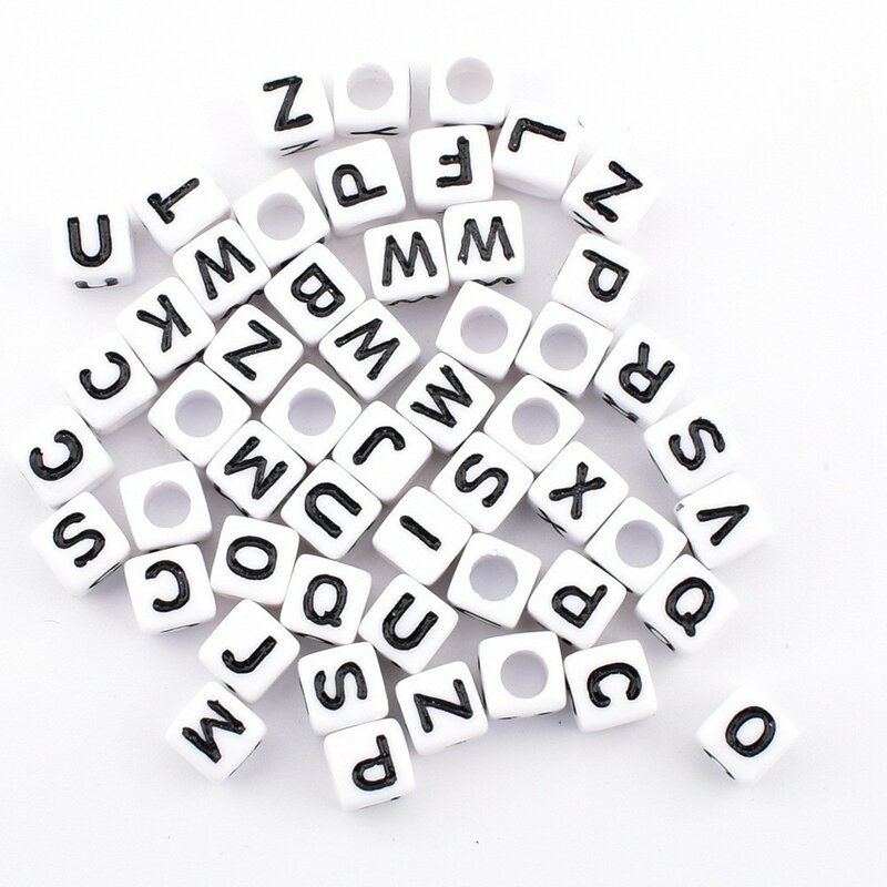 Cuentas de letras acrílicas para fabricación de joyas, fondo cuadrado blanco con letras negras, 6x6x3mm, 50 unidades por lote