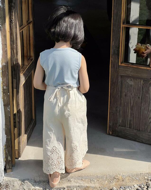Штаны для девочек, детская одежда, Новинка лета 2024, корейские однотонные кружевные широкие брюки с вышивкой, повседневные свободные хлопковые удобные штаны с эластичным поясом