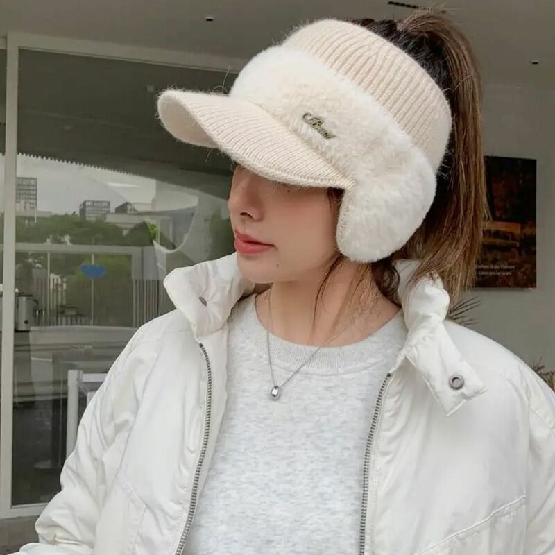 Chapéu de malha impermeável para mulheres, proteção auricular, chapéu rabo de cavalo, viseira, esporte ao ar livre, moda quente, inverno
