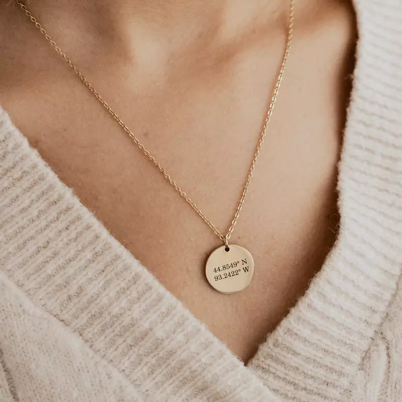 Kalung Liontin Bulat Baja Tahan Karat Tanggal Nama Terukir Kustom Personalisasi Termasuk Teks Gratis dengan Hadiah Rantai untuk Pasangan